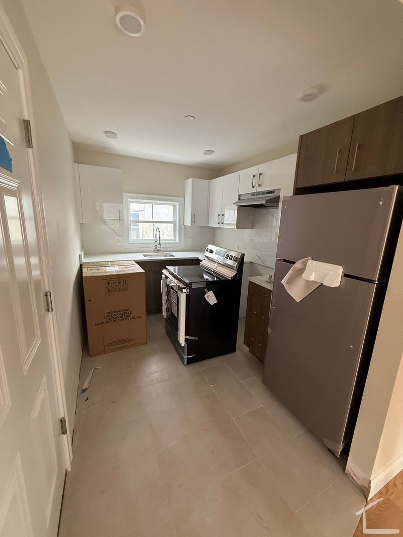 Boston Townhome: 66 Ashford St