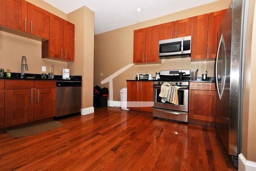 No Brokers Fee, Central Allston Location, Steps from the T Stop, Good Size Bedrooms, Stainless Steel Kitchen Appliances, Laundry, Parking for Rent – photo 1