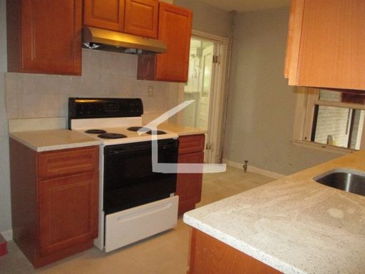 No Brokers Fee, In-Unit Washer and Drter, heat and Hot Water Included, Eat-in Kitchen, Steps from the T Stop – photo 1
