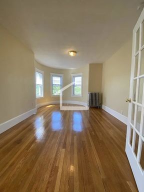 No Brokers Fee, Large Renovated Unit, Steps from the T Stop, Heat, Hot Water Included – photo 1