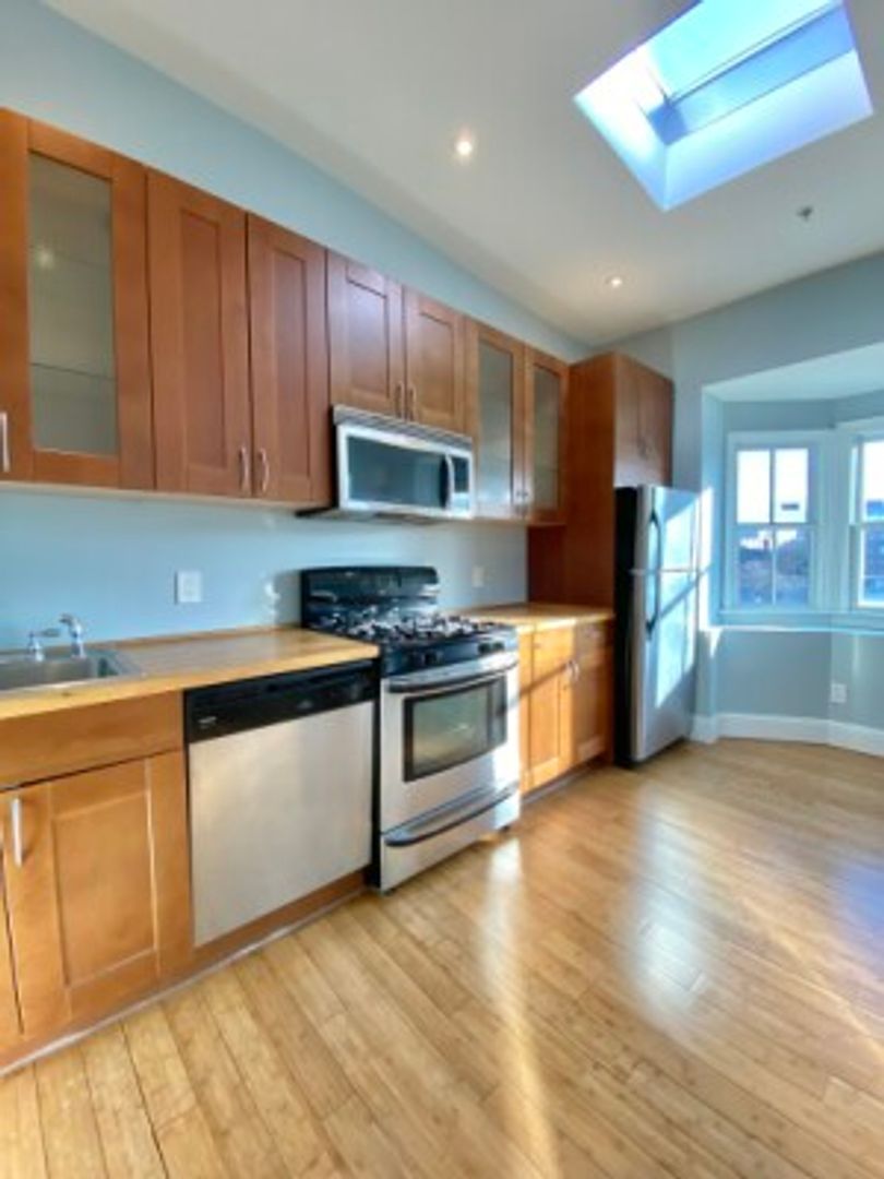 Boston Condo: 7 Cortes St