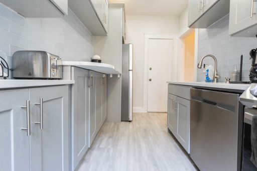 No Brokers Fee, In-Unit Washer and Dryer, Fully Renovate Unit on Cleveland Circled – photo 1