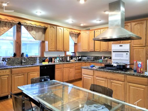 A Must-See Place, The pace has it All High-End Kitchen Appliances, In-Unit Washer and Dryer, Large Bedrooms, Parking – photo 1