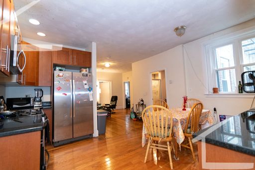 9/1 Renovated, spacious 5BR/BA near T, BU – photo 1