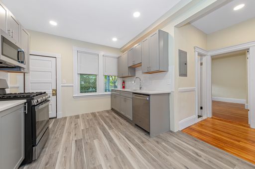 No Brokers Fee, In-Unit Washer and Dryer Recently Renovated – photo 1