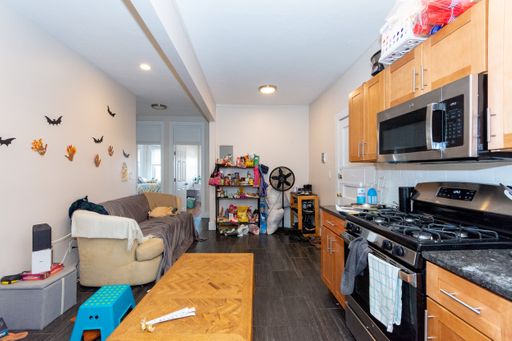 Gorgeous new four bedroom, Stainless steel kitchen, granite counter tops. – photo 1