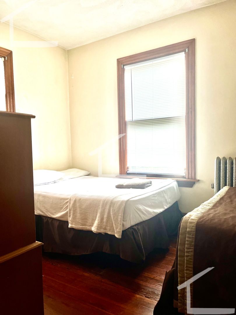 Boston House: 38 Linden St.