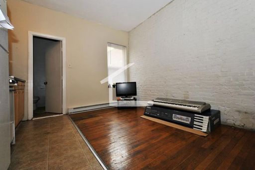 No Brokers Fee, Central Mission Hill Location. Steps from the T Stop. Recently Renovated Unit – photo 1
