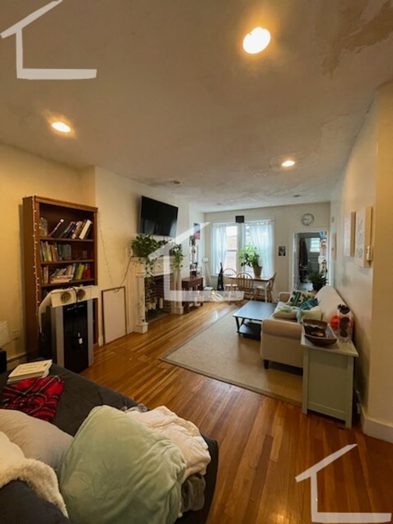 Brighton Condo: 1522 Commonwealth Ave