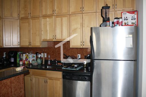 Washington Sq. Location. 3 Full Bathrooms, Porch, Central Heat/AC – photo 1