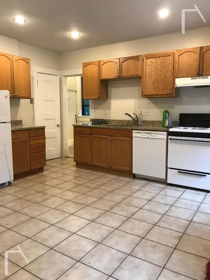 Allston House: 35 Quint Ave