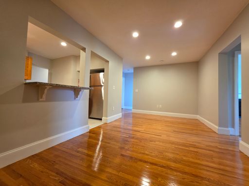 Central BU Location, Heat, Hot Water Included, Laundry on a Site, Parking for Rent – photo 1