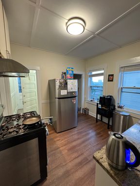 No Brokers Fee, Sigle-Family House in Allston, Laundry, Eat-in Kitchen, BackYard, Parking – photo 1