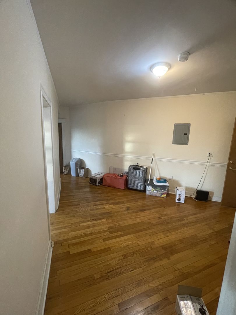 Boston House: 325C Riverway