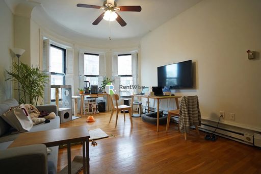 No Brokers Fee, No Security Deposit Unit in Back Bay. – photo 1