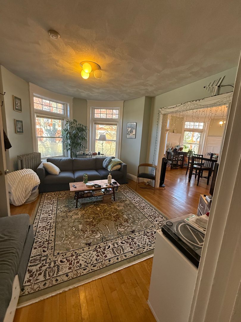Brookline Condo: 1887 Beacon St