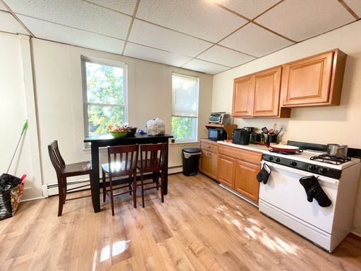 Spacious 3 Bed in Mission Hill – Student Friendly | Laundry in Building