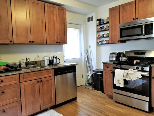 NO BROKER FEE! WOW! 2 LEVEL 3 BED IN BRIGHTON CENTER AVAIL FOR A 9/1 MOVE-IN – photo 1