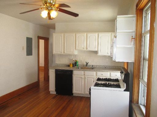 No Brokers Fee Unit in Lower Allston, Pets-Friendly, Private Porch, Eat-in Kitchen, Laundry is on a Site – photo 1