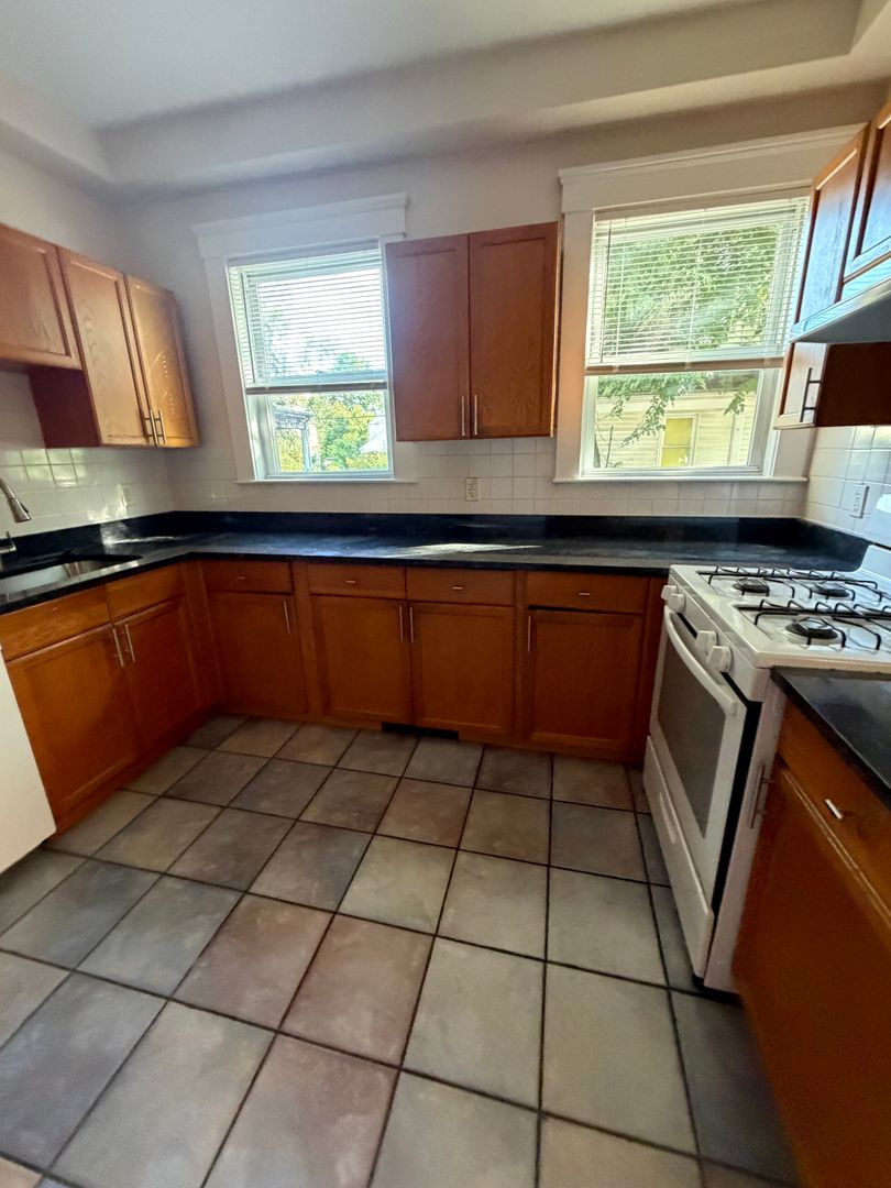 Boston House: 140 Brooks St