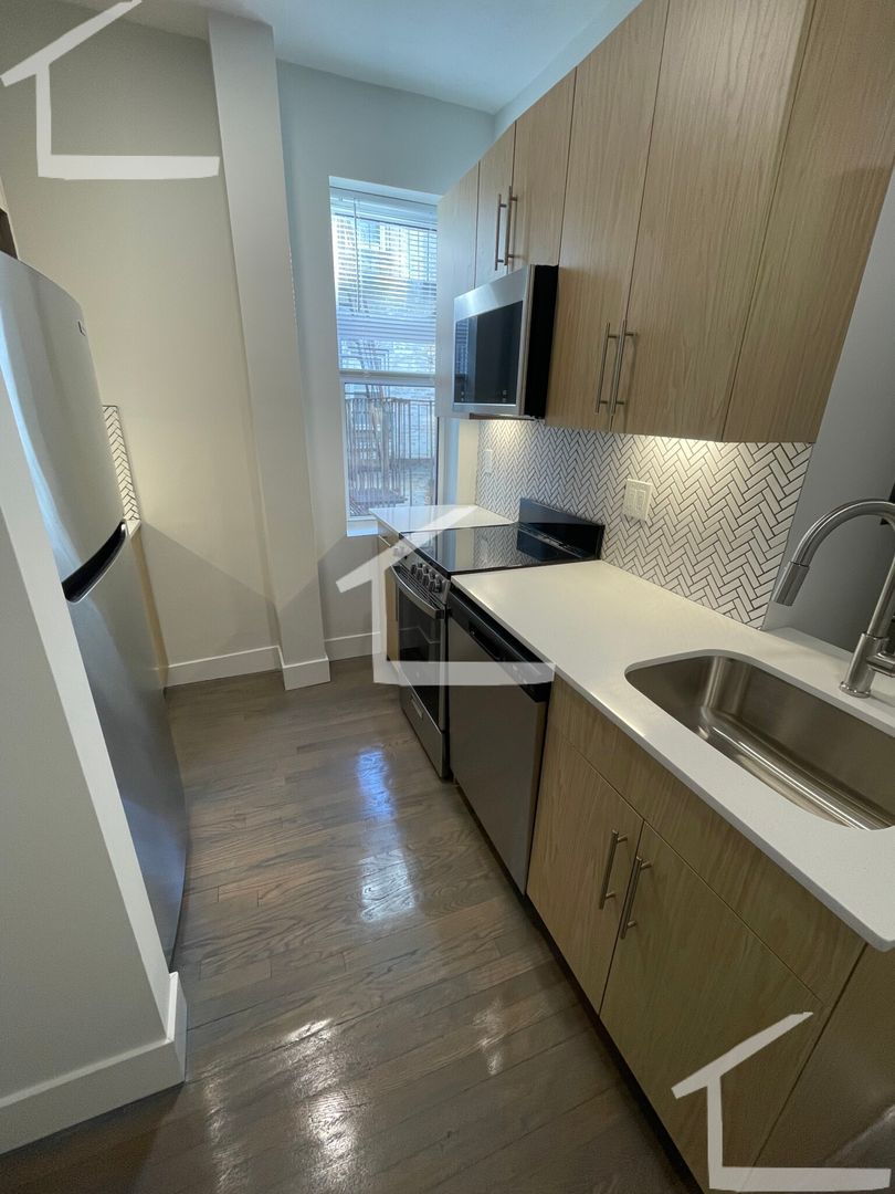 Boston House: 112 Park Dr