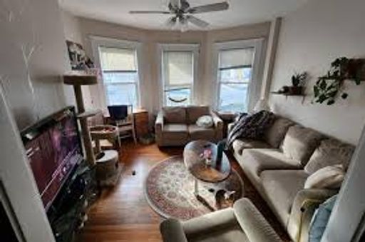 No Brokers Fee. Oak Sq. Area of Brighton. Eat-in Kitchen, Parch, Laundry on a Site – photo 1