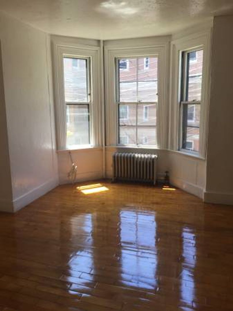 Boston House: 8 Adella Pl