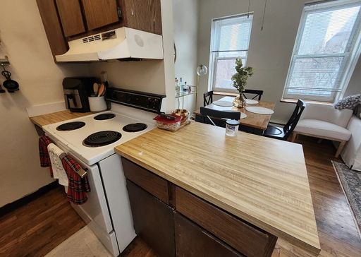 No Brokers Fee Unit in Beacon Hill Top Floor, Big bedrooms, Roof Deck, Laundry on a Site – photo 1