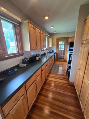 No Brokers Fee, Parking is Included, Laundry on a Site, Eat-in Kitchen – photo 1