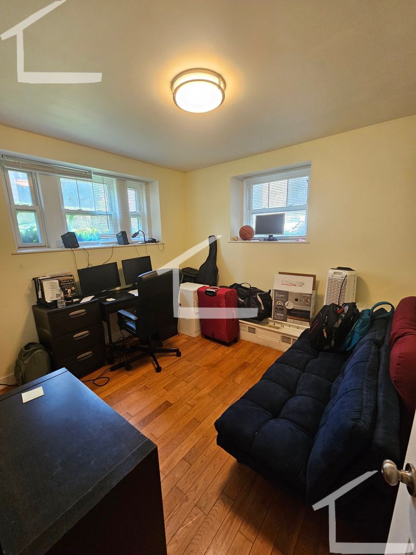 Boston House: 108 Washington St