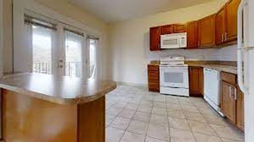 No Brokers Fee. Large Renovated Unit at Packard's Corner. Central AC, Balcony, Laundry – photo 1