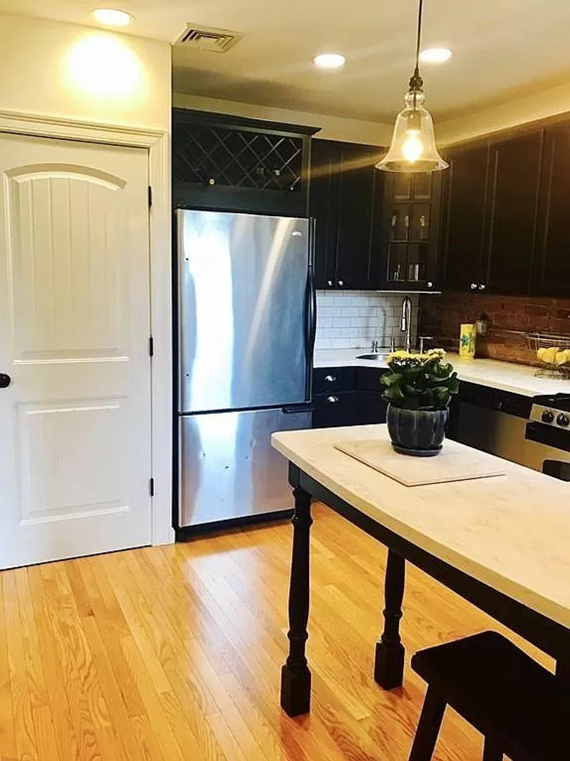 Brookline Condo: 170 Thorndike St