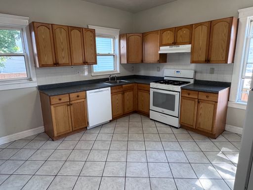 NO BROKER FEE!! 5 BED/2 BATH IN LOWER ALLSTON WITH DISHWASHER! – photo 1