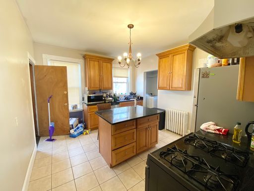 Central Mission Hill Location, In-Unit Washer and Dryer, Eat-in Kitchen, Stainless Steel Appliances – photo 1