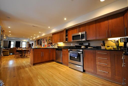 CENTRAL AIR ~ NICE 5 BED/2 BATH ON THE ALLSTON/BRIGHTON LINE FOR 9/1 – photo 1