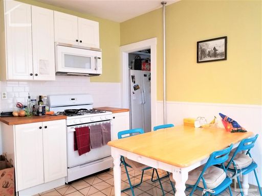 Large Unit on Coolidge Corner, Eat-in Kitchen Laundry on a Site, Parking for Rent, Big Bedrooms, Lots of Closets – photo 1