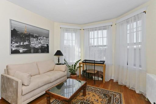 Sunny Brighton 2-Bedroom Condo with Heat and Hot Water Included – photo 1