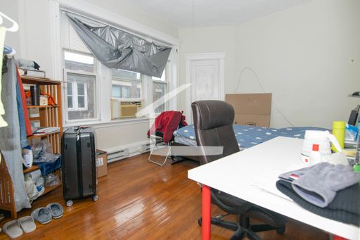 No Brokers Fee, Central Mission Hill Location, Eat-in Kitchen, Hot Water Included – photo 1