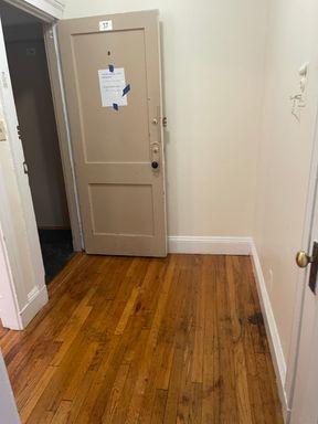 Top Floor Renovated Sunny large 1 bed next to Train Rent Heat HW INC NO FEE Free month – photo 1