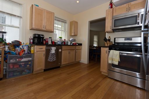 No Brokers Fee, No Security Deposit. 2 Porches, Recently Renovated. – photo 1