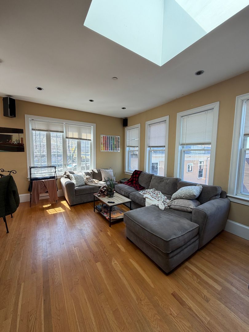 Mission Hill Townhome: 148 Hillside St