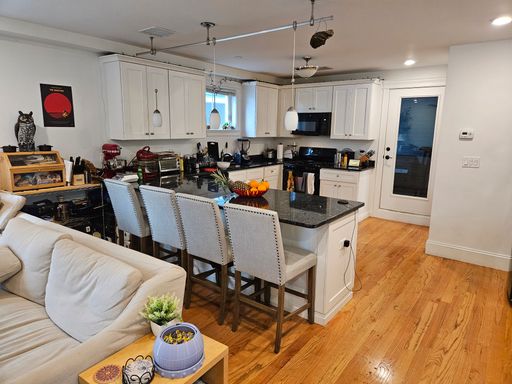 NO FEE!! GORGEOUS LOWER ALLSTON 5 BED/3 BATH WITH A/C, WASHER/DRYER, PARKING – photo 1