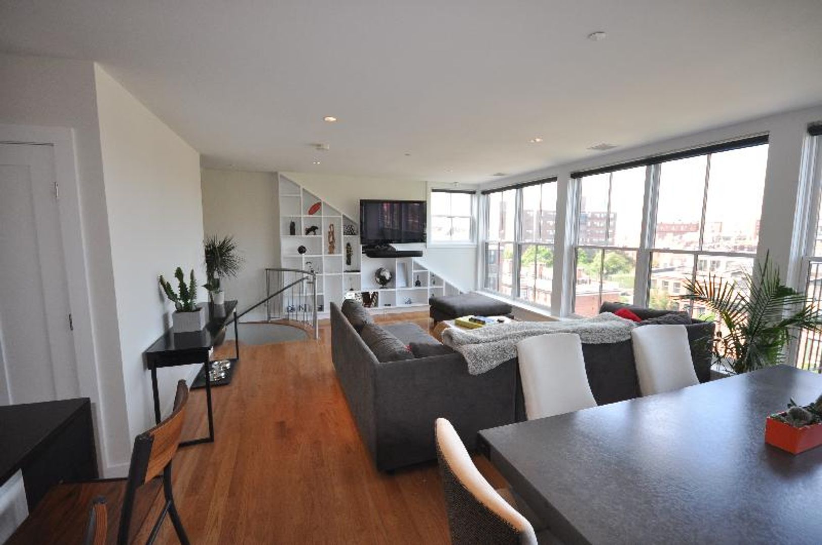Boston Townhome: 652 Massachusetts Ave
