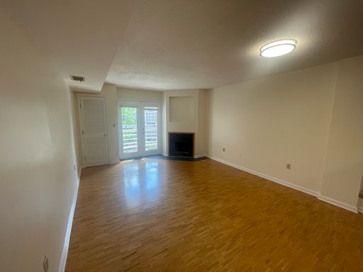 Granite Working Fire Place 2 Bed 2 bath, Laundry in Unit NO FEE 1 Free month balcony Parkey floors – photo 1