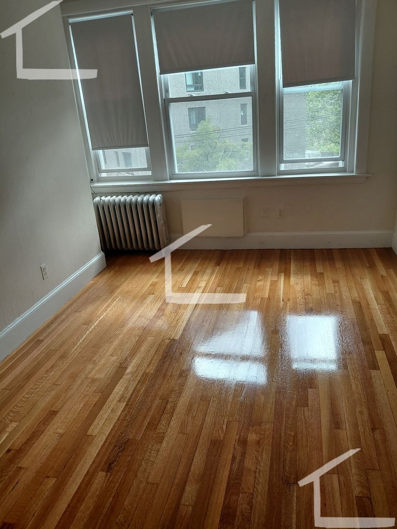 Brookline House: 37 Lancaster Ter