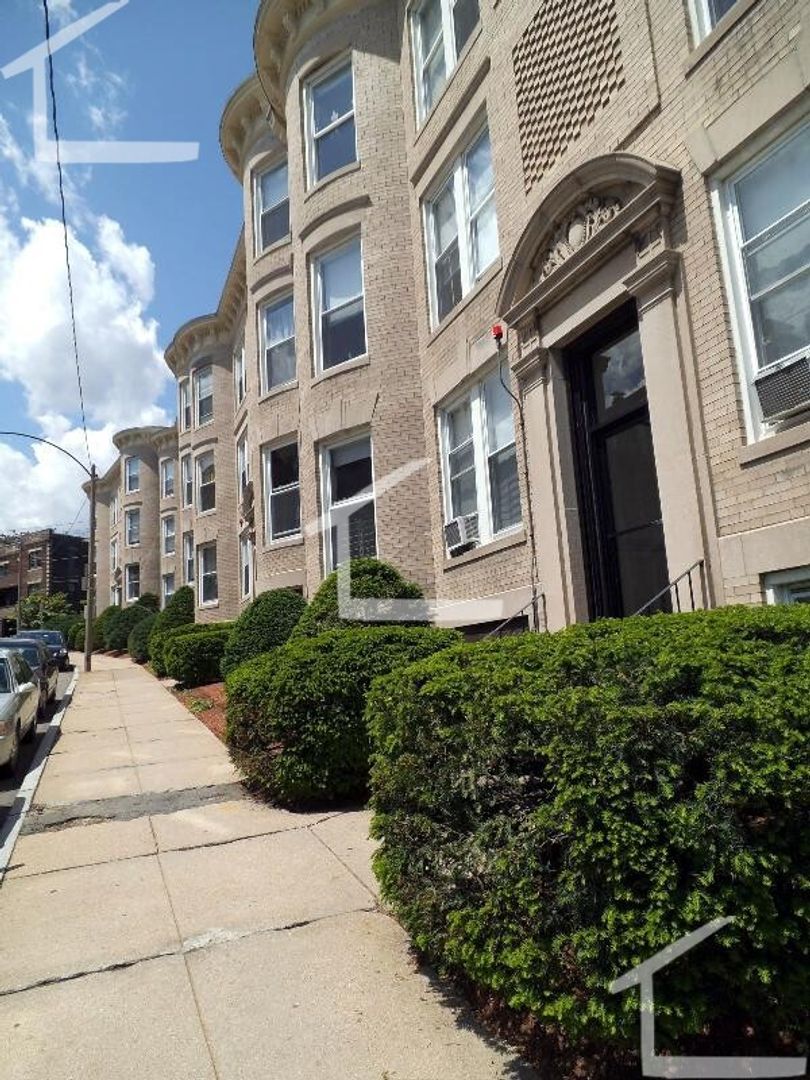 Boston House: 8 Mount Hood