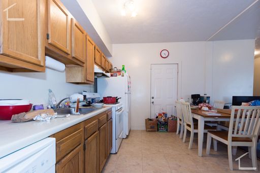 Convenient Location. Wals to BU Campus, Short Walk to T.Laundry, Parking for Rent – photo 1