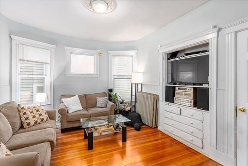 No Brokers fee Unit in Mission Hill, Eat-in Kitchen, Porch, Parking for Rent – photo 1