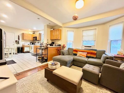 No Brokers Fee, One Parking Included, Laundry on a Site, Porch, Pets Friendly – photo 1