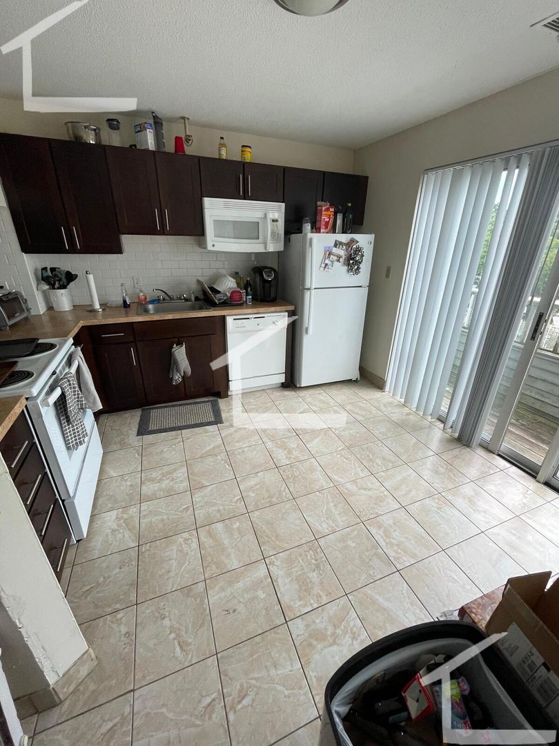 Boston Townhome: 144 North Beacon St